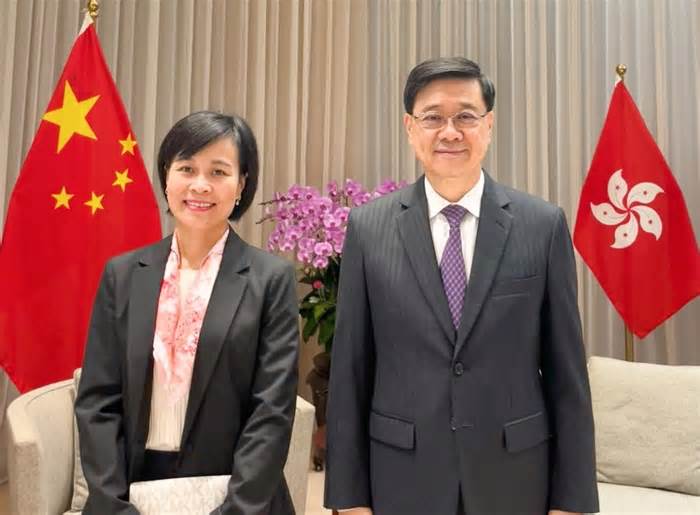 Tổng Lãnh sự Lê Đức Hạnh đến chào Trưởng Đặc khu Hành chính Hong Kong nhân bắt đầu nhiệm kỳ công tác