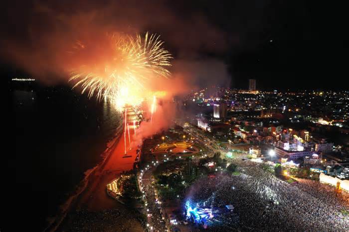 Hàng ngàn người dân và du khách thích thú ngắm pháo hoa trên bầu trời Quy Nhơn