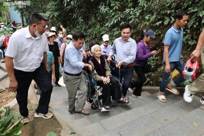 Hai con khiêng mẹ 87 tuổi vượt gần 500 bậc đá lên đỉnh núi dâng hương Vua Hùng