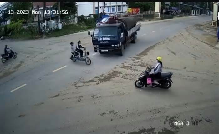 Xe đạp điện va chạm xe cẩu tải ở Bình Định, 2 học sinh thương vong