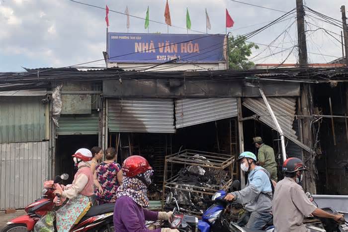 Gian hàng trước nhà văn hóa khu phố ở Biên Hòa cháy nổ dữ dội lúc rạng sáng
