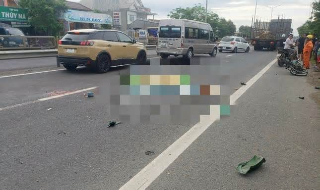 Thừa Thiên-Huế: 2 xe máy va chạm, 1 người chết do xe đầu kéo cán qua