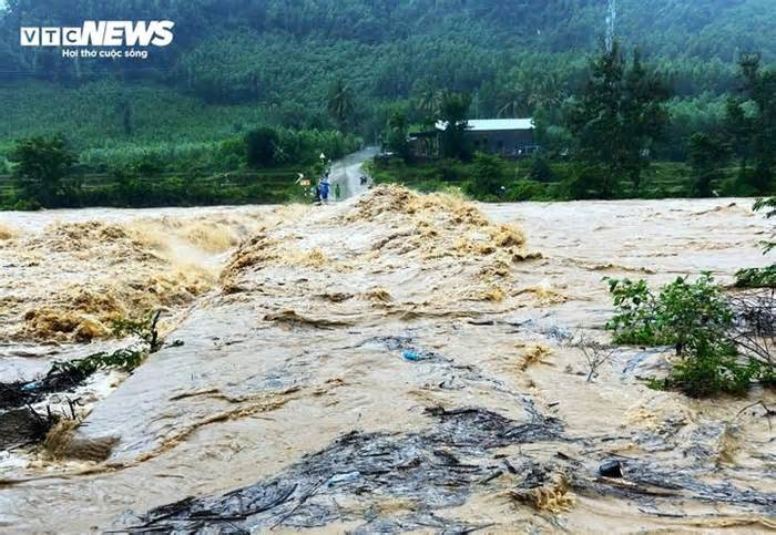 Mưa lớn gây ngập cục bộ tại Bình Định, hàng trăm hộ dân bị chia cắt cô lập