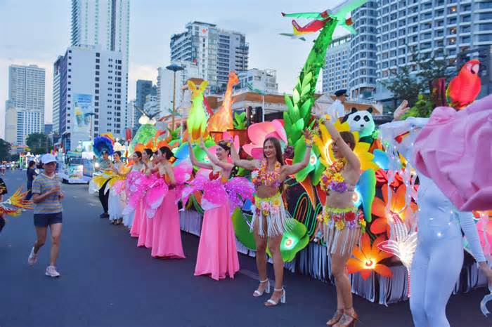 Đường phố Nha Trang lung linh với lễ hội Carnival ánh sáng