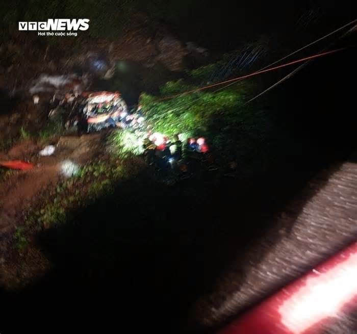 Hiện trường xe khách lao xuống vực ở cao tốc La Sơn - Tuý Loan, 3 người tử vong