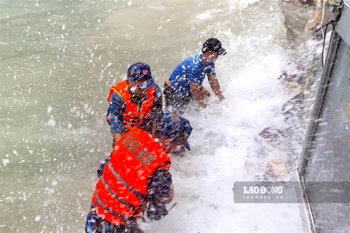 Sạt lở bờ biển nhiều nơi ở Phú Quốc, gần 50 chiến sĩ đội mưa, dầm mình dưới biển khắc phục