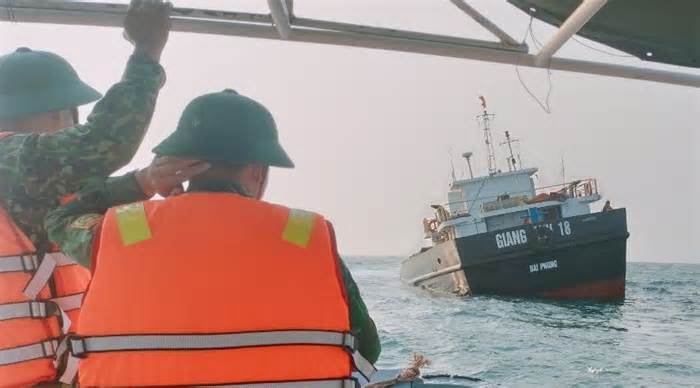 Ứng cứu tàu chở gần 3.000 tấn xi măng sắp chìm trên biển Cù Lao Chàm