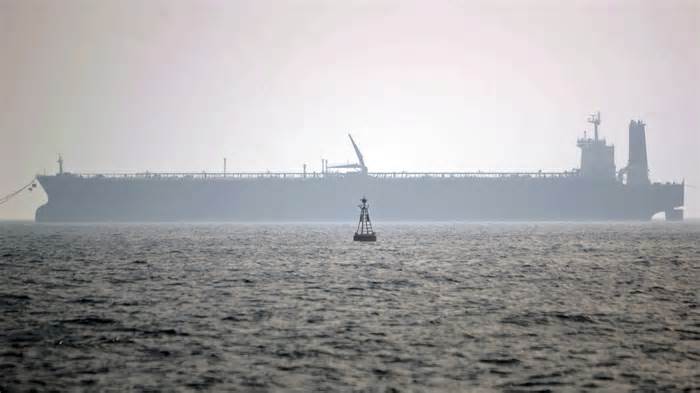 Iran giải cứu 22 thủy thủ từ tàu chở dầu nước ngoài bốc cháy trên biển