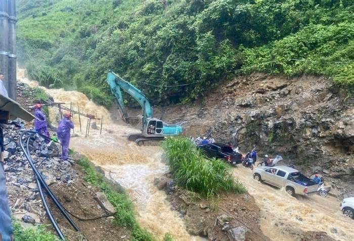 Mưa lớn tại Hà Giang, nước chảy cuồn cuộn như thác khiến du khách mắc kẹt ở Nho Quế