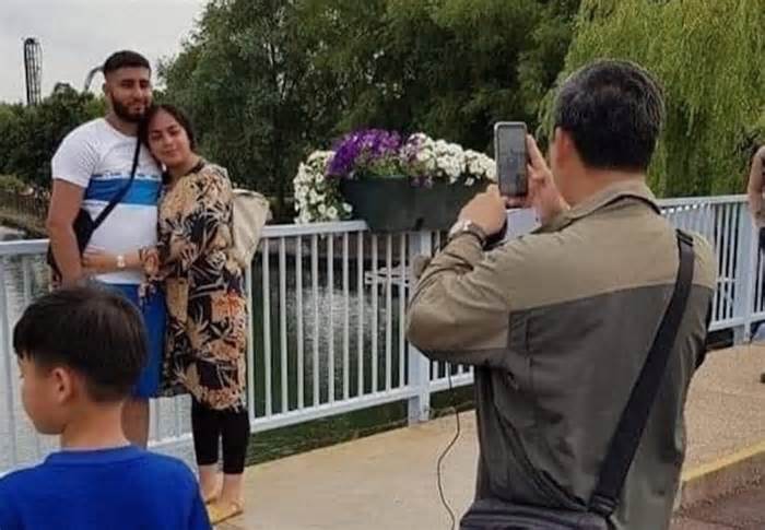 Thủ tướng Hun Manet chụp ảnh giúp du khách nước ngoài, được khen 'nhiếp ảnh gia có tâm'