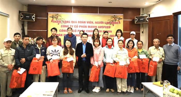 Lãnh đạo Công đoàn tỉnh Hưng Yên trao gần 100 suất quà Tết tới công nhân
