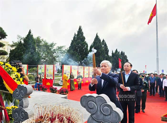Chủ tịch UBTƯ MTTQ Việt Nam dâng hương tượng đài Bác Hồ trên đảo Cô Tô