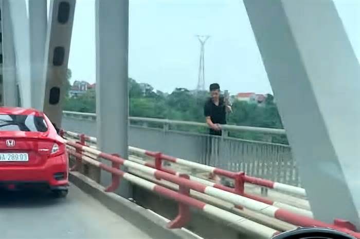Bỏ lại ôtô, nam thanh niên ở Phú Thọ nhảy khỏi cầu