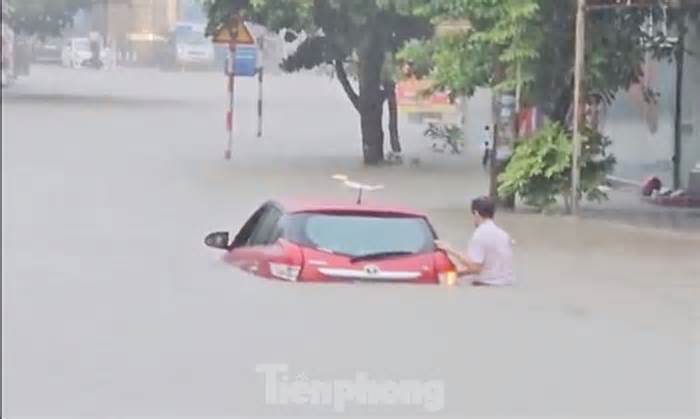 Thái Nguyên: ‘Phố biến thành sông’, nhấn chìm nhiều ô tô trên đường