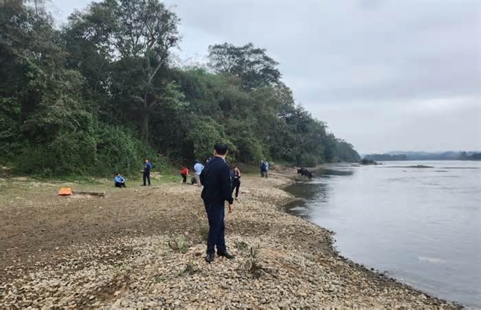 Hai bé trai mất tích khi lội sông