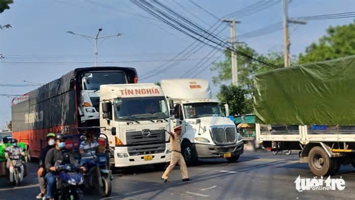 Xe tải nặng vẫn qua cầu Rạch Miễu trong giờ cấm, gây kẹt xe