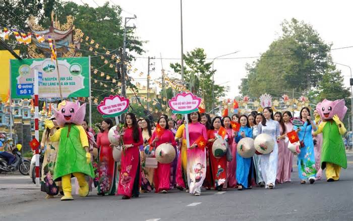 5.500 phụ nữ diễu hành áo dài sen kỷ niệm sinh nhật Chủ tịch Hồ Chí Minh