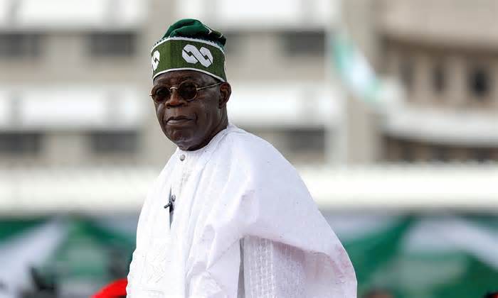 Tổng thống Nigeria hứng chỉ trích vì thay đổi quốc ca