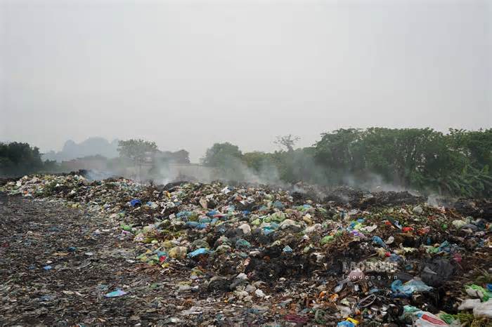 Hải Dương: Bãi rác khổng lồ thường xuyên tự đốt sát cạnh nhà dân