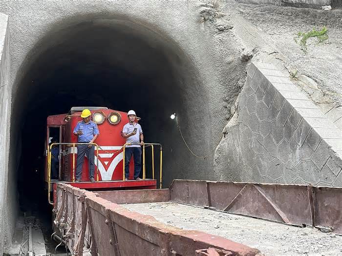 Thông hầm đường sắt Chí Thạnh sau 10 ngày sửa chữa