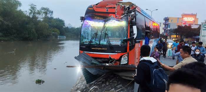 Ôtô suýt lao xuống sông, hành khách đập cửa kính thoát ra