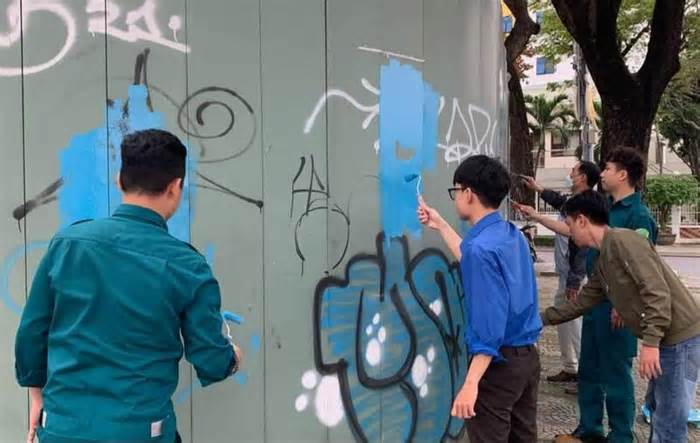 Một quận ở Đà Nẵng ra quân xoá bỏ các hình viết, vẽ bậy ở nơi công cộng