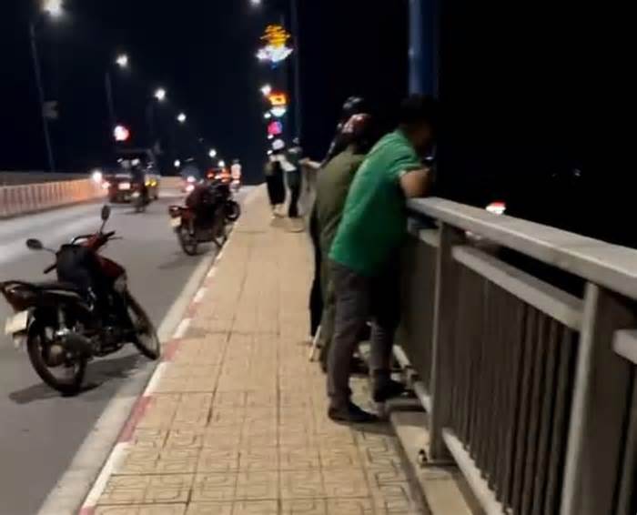 Bỏ lại xe máy trên cầu, nam thanh niên gieo mình xuống sông Đồng Nai