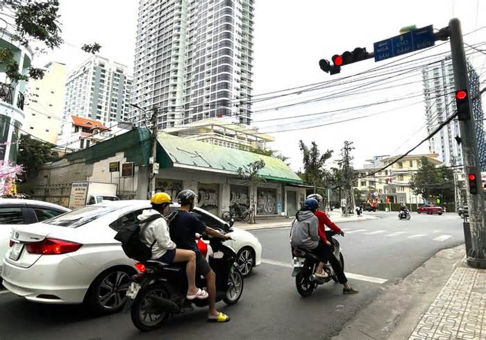 Vì sao ở Nha Trang không có 'khái niệm' đèn đỏ được rẽ phải?