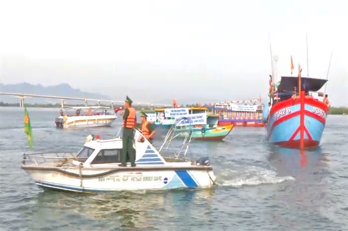 Tàu thuyền và ngư dân Quảng Nam ngoài khơi chủ động phòng tránh bão số 2