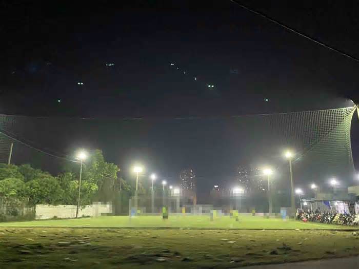 Yêu cầu dừng khai thác, nhiều sân bóng vẫn hoạt động trong Công viên Hà Đông