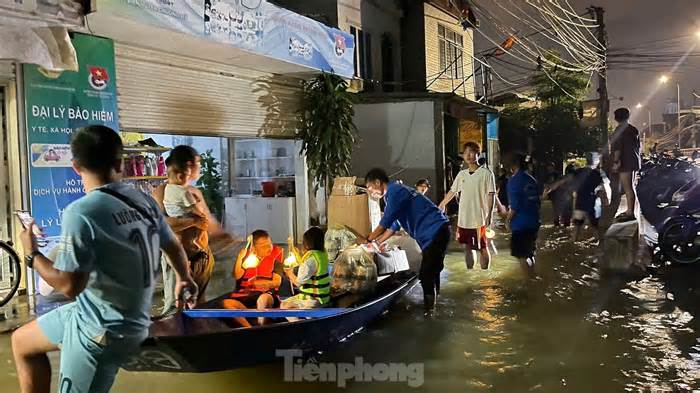 Trẻ em Hà Nội rước đèn đón Trung thu trên thuyền ở vùng ‘rốn lũ’