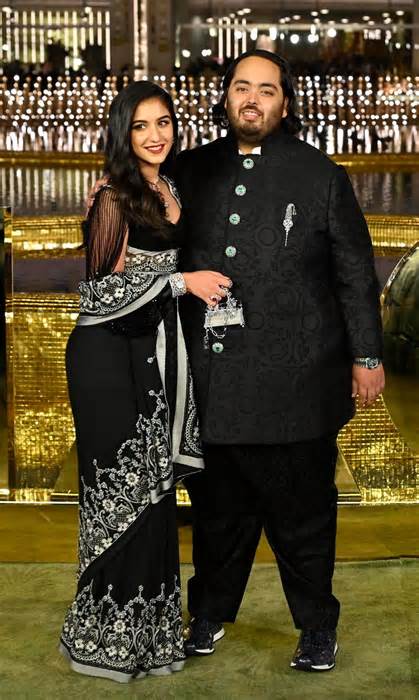 Tiệc cưới trên du thuyền tốn 144 triệu USD của con trai tỷ phú Ấn Độ