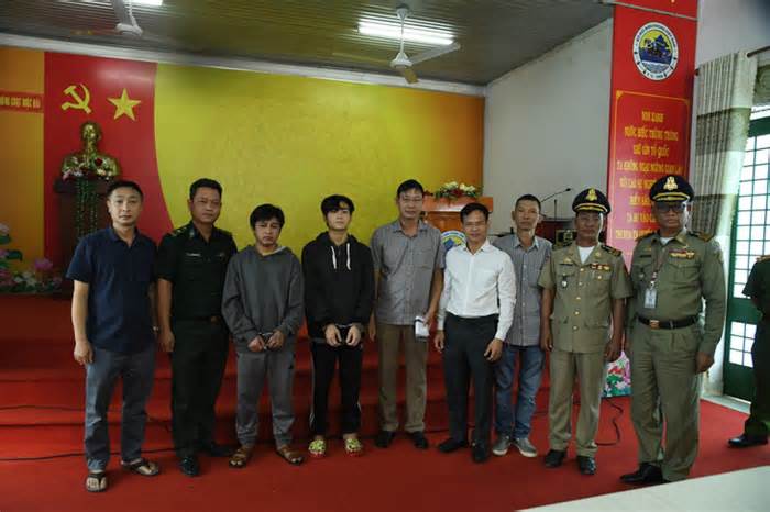 Tiếp nhận 6 người Việt từ Campuchia, phát hiện 2 nghi phạm giết người đang bị truy nã