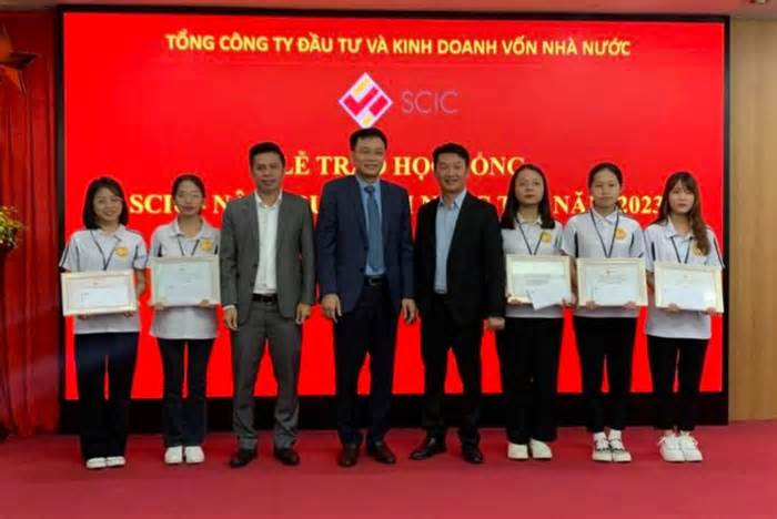 37 sinh viên nhận học bổng nâng bước tài năng trẻ 2023