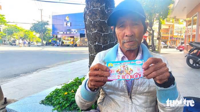 Nhiều người bán vé số dạo ở Phú Yên bị kẻ gian lừa, tráo vé số giả