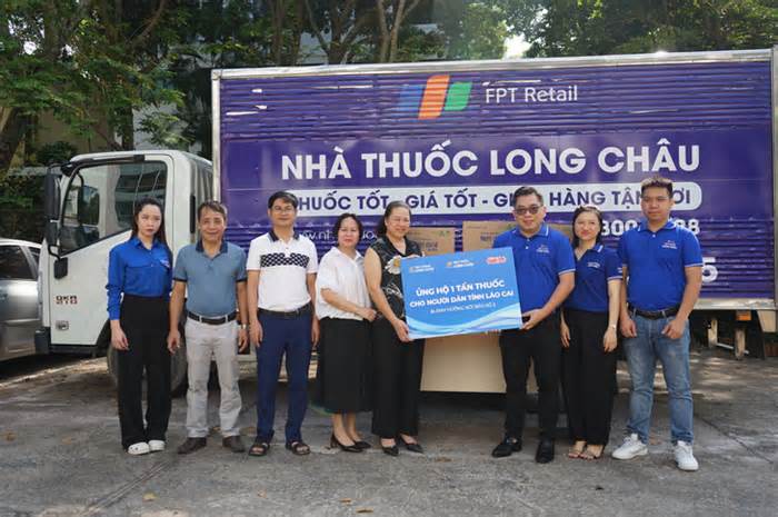 FPT Long Châu trao 1 tấn thuốc đến vùng lũ Lào Cai