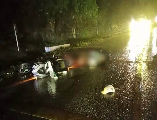 Xe tải va chạm xe máy trên Quốc lộ 6, đôi nam nữ trẻ tử vong