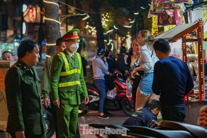 Hà Nội lập đoàn kiểm tra công vụ xử lý vi phạm lòng đường, vỉa hè