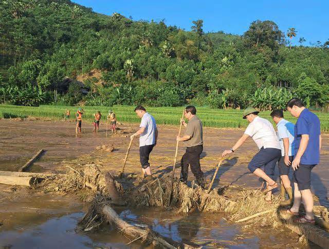 Thủ tướng tới Làng Nủ - nơi xảy ra trận lũ quét đau thương