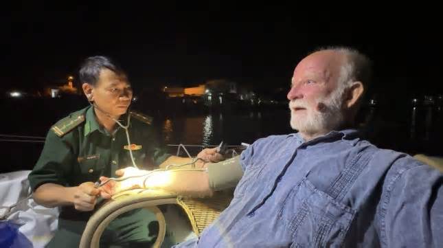 Ngư dân cứu một người Mỹ đi thuyền buồm từ Philippines sang Việt Nam du lịch