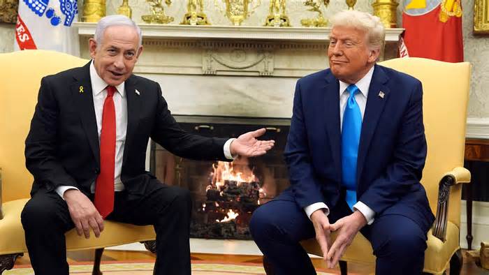 Israel 'tặng máy nhắn tin bằng vàng' cho Tổng thống Trump