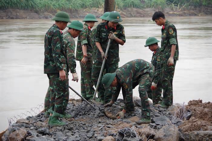 Công binh lắp đặt cầu phao kiểm tra kỹ thuật sau vụ sập cầu Phong Châu