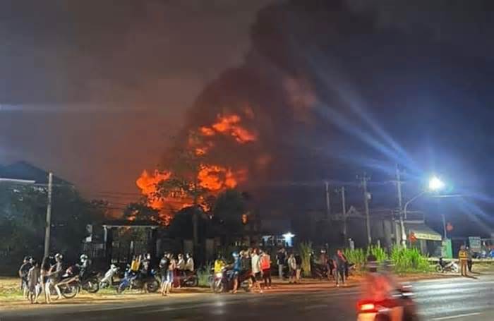 Xưởng bao bì rộng hơn 1.000 m2 ở Bình Phước cháy rụi sau tiếng nổ lớn