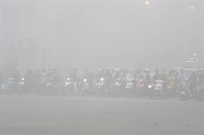 Hà Nội ô nhiễm mức 'nguy hại' trong sương mù bao phủ