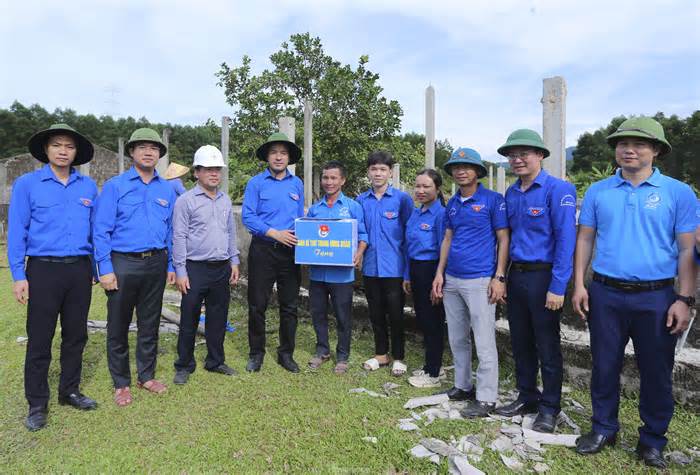 Bí thư T.Ư Đoàn Ngô Văn Cương tặng quà thanh niên hỗ trợ dự án đường dây 500kV ở Hà Tĩnh
