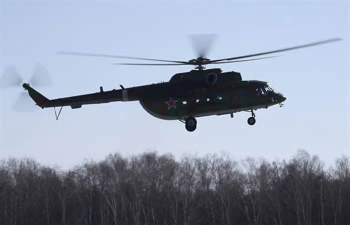 Trực thăng Mi-8 của Nga rơi xuống hồ khi đang huấn luyện