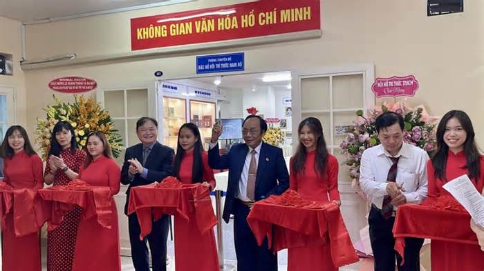 Chủ tịch VUSTA Phan Xuân Dũng cắt băng khánh thành phòng chuyên đề