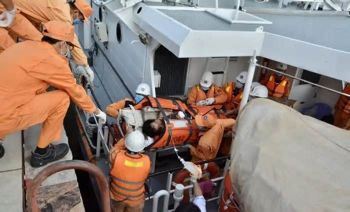 Đưa thủy thủ tàu hàng nước ngoài bị tai nạn vào bờ cấp cứu kịp thời