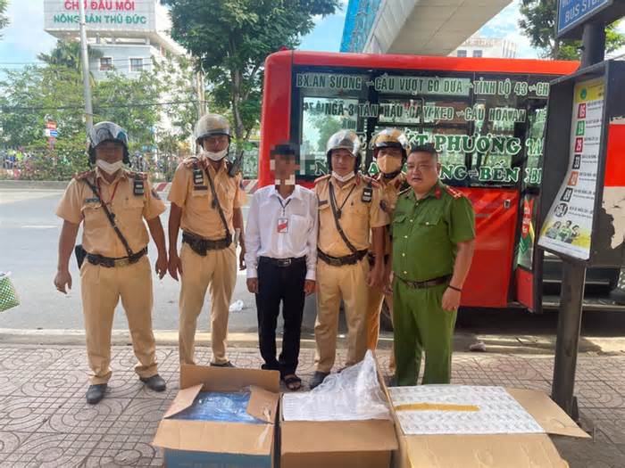 Xe buýt Phương Trang tại TP.HCM chở 1.700 gói thuốc lá lậu