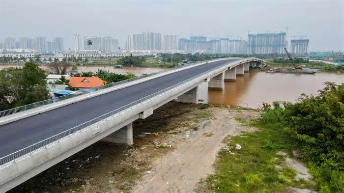 Cầu trăm tỉ phía đông TPHCM trước ngày chuẩn bị thông xe